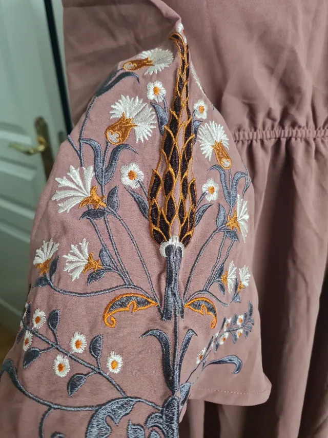 Vestido mujer mangas bordadas