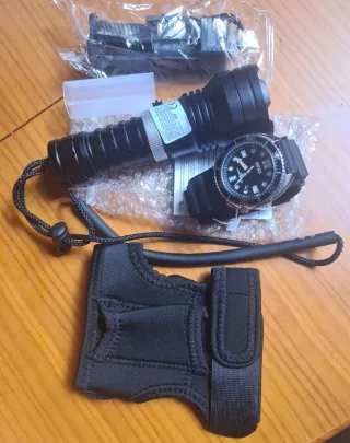 LOTE 6359 BUCEO .LINTERNA-RELOJ Y GUANTE TÁCTICO