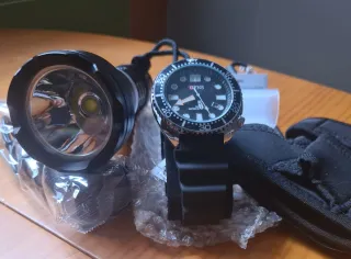 LOTE 6359 BUCEO .LINTERNA-RELOJ Y GUANTE TÁCTICO