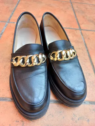 Mocasines piel negros cadena dorada talla 39