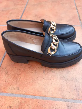 Mocasines piel negros cadena dorada talla 39