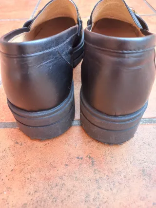 Mocasines piel negros cadena dorada talla 39