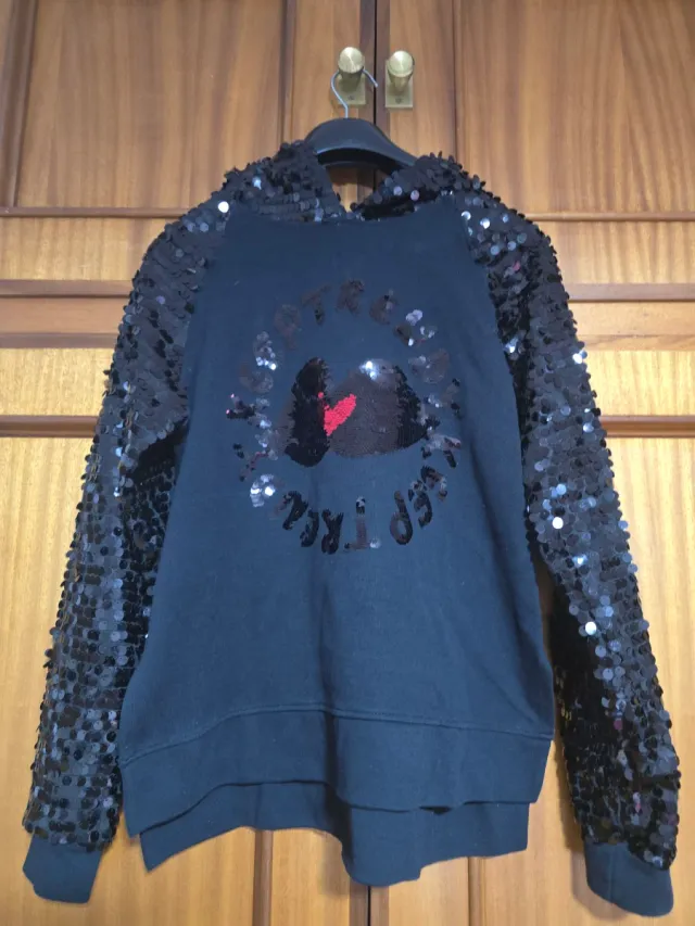 Sudadera Keep&Trendy negra lentejuelas manga larga