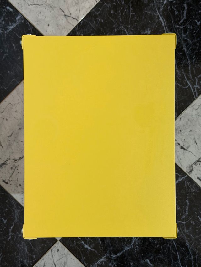 Mesita auxiliar IKEA KNARREVIK amarilla – metálica