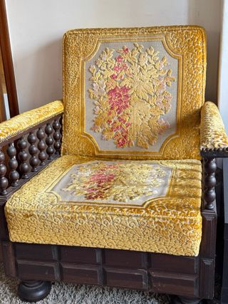 Conjunto de Sofás Amarelos com Padrão Floral