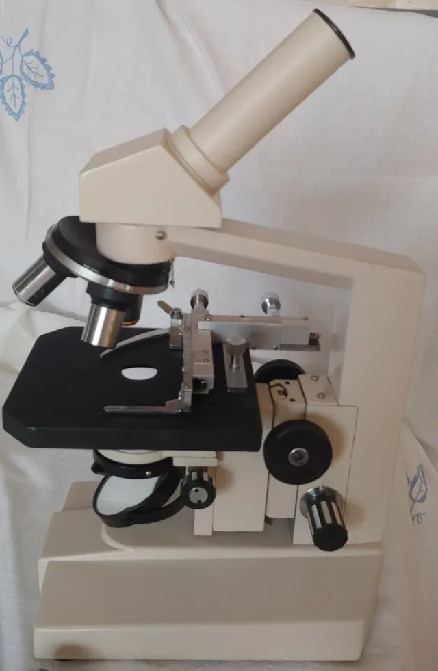 Microscopio Óptico Monocular