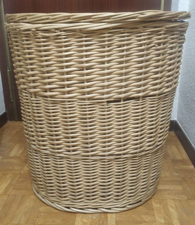 Cesto de mimbre para ropa.
