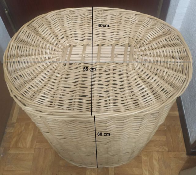 Cesto de mimbre para ropa.