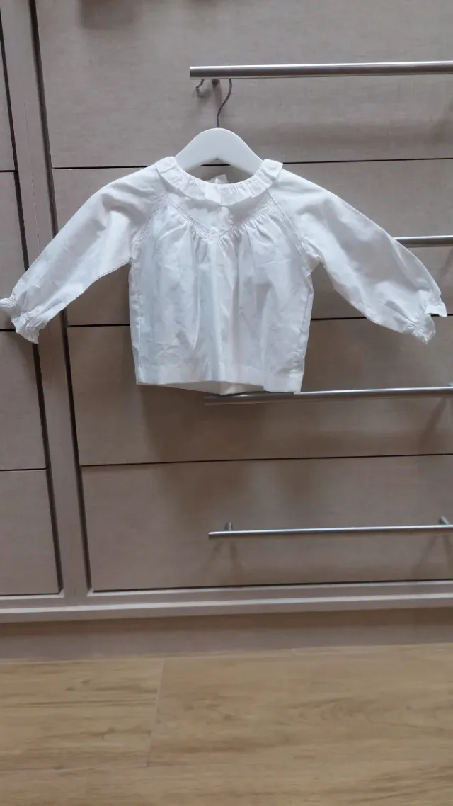 Camisa blancq Gocco cuello bebé 9/12 meses. NUEVO!