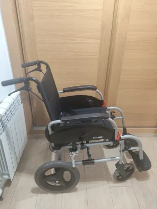 Silla de ruedas con freno manual.