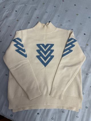 Jersey cuello alto beige y azul