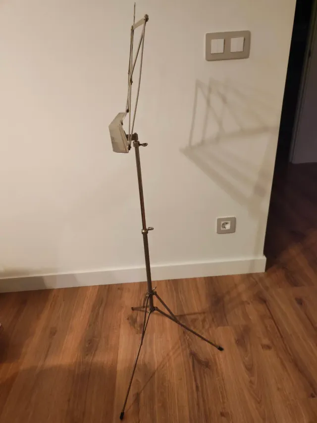 Atril metálico plegable