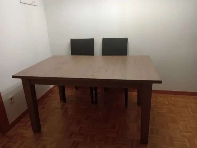 Mesa de comedor de madera