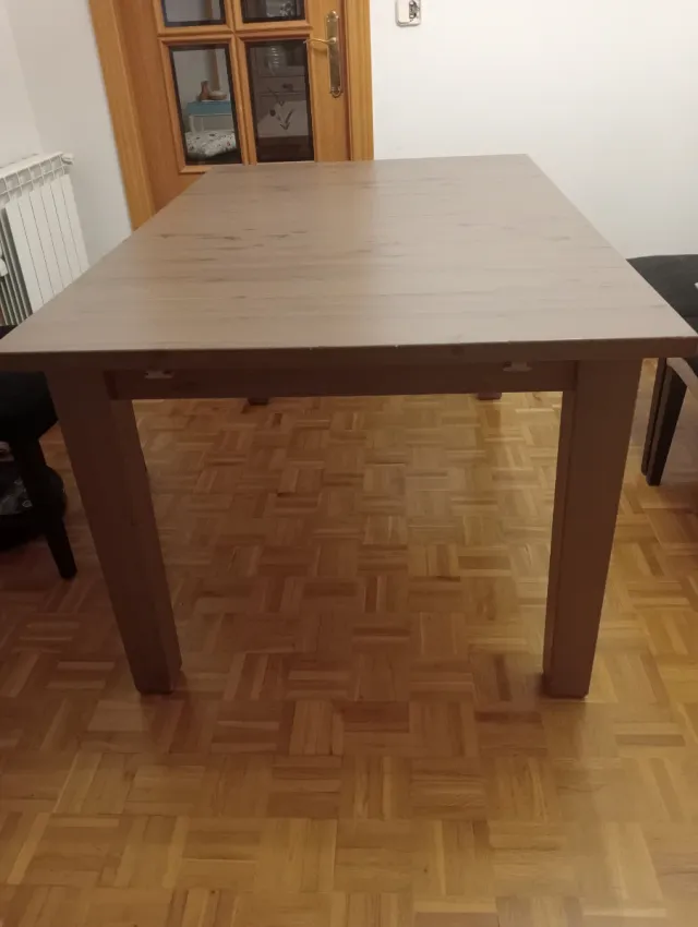 Mesa de comedor de madera