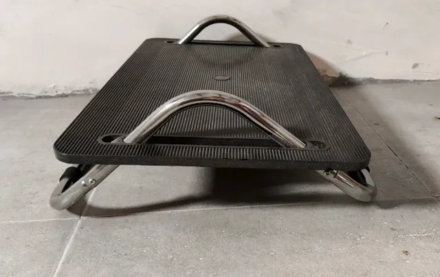 Poggiapiedi metallico nero di Ikea