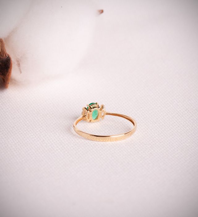 Sortija Oro Amarillo 18K con Esmeralda Diamantes