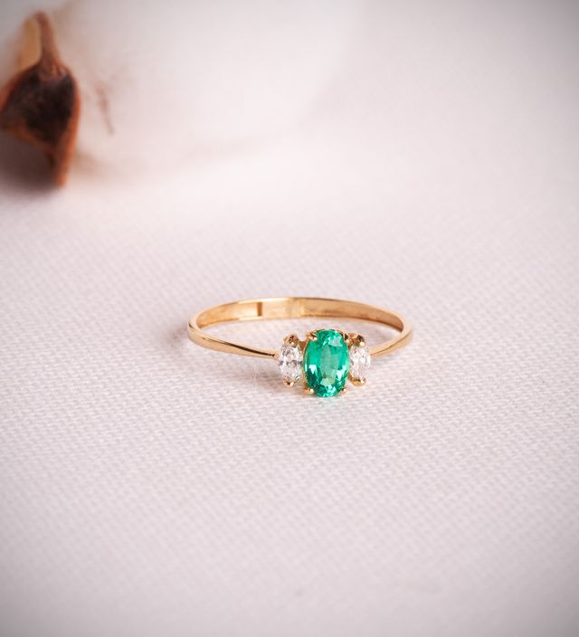 Sortija Oro Amarillo 18K con Esmeralda Diamantes