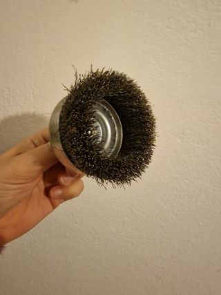 Spazzola a tazza metallica