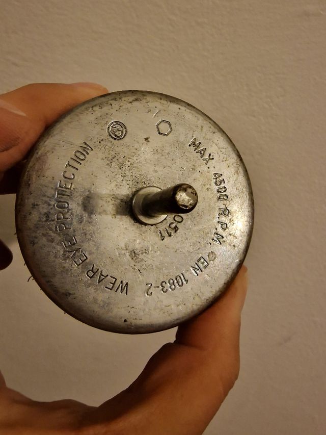 Spazzola a tazza metallica