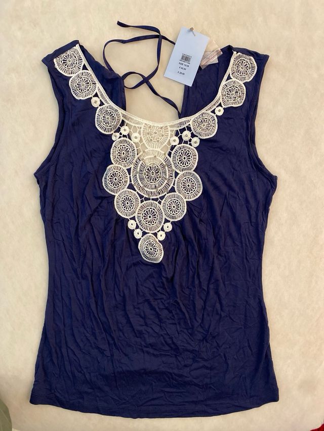 Blusa azul con bordado blanco talla M