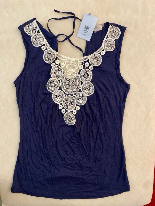 Blusa azul con bordado blanco talla M