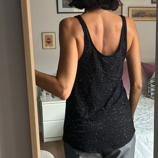 Top negro Stradivarius con abalorios