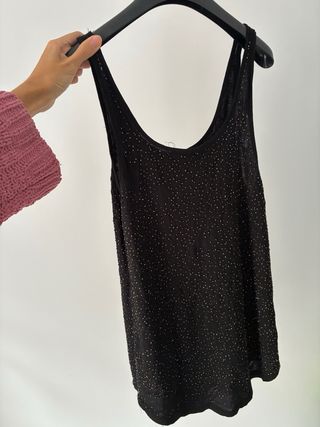 Top negro Stradivarius con abalorios