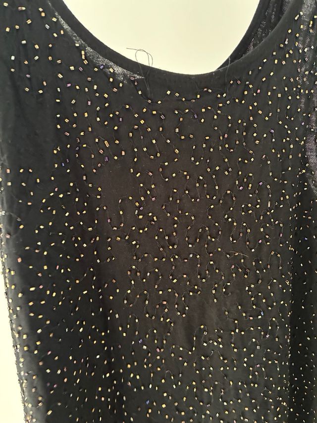 Top negro Stradivarius con abalorios