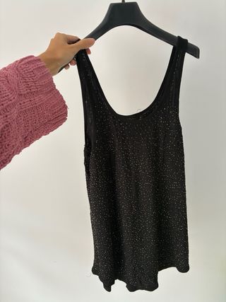 Top negro Stradivarius con abalorios