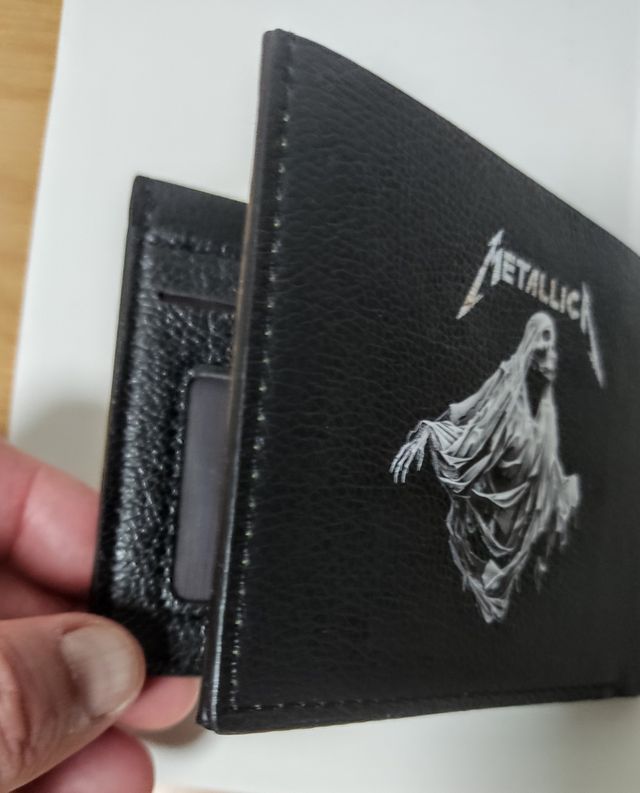 Billetera con diseño de Metallica