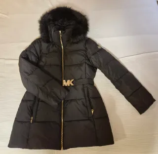 Abrigo MK Negro con Detalles Dorados.