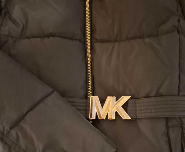 Abrigo MK Negro con Detalles Dorados. 