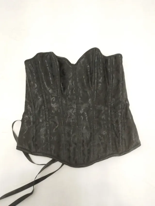 Corsé negro con cordones