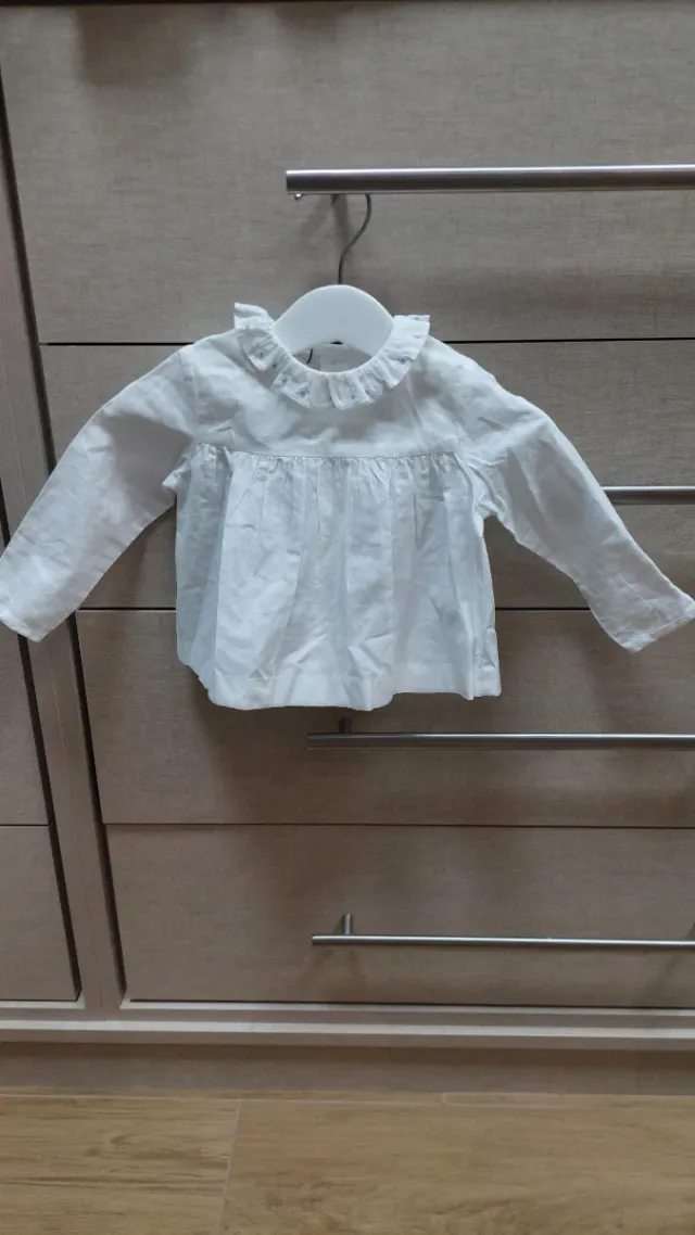 Camisa blanca bebe cuello gocco talla 6/9. NUEVO!