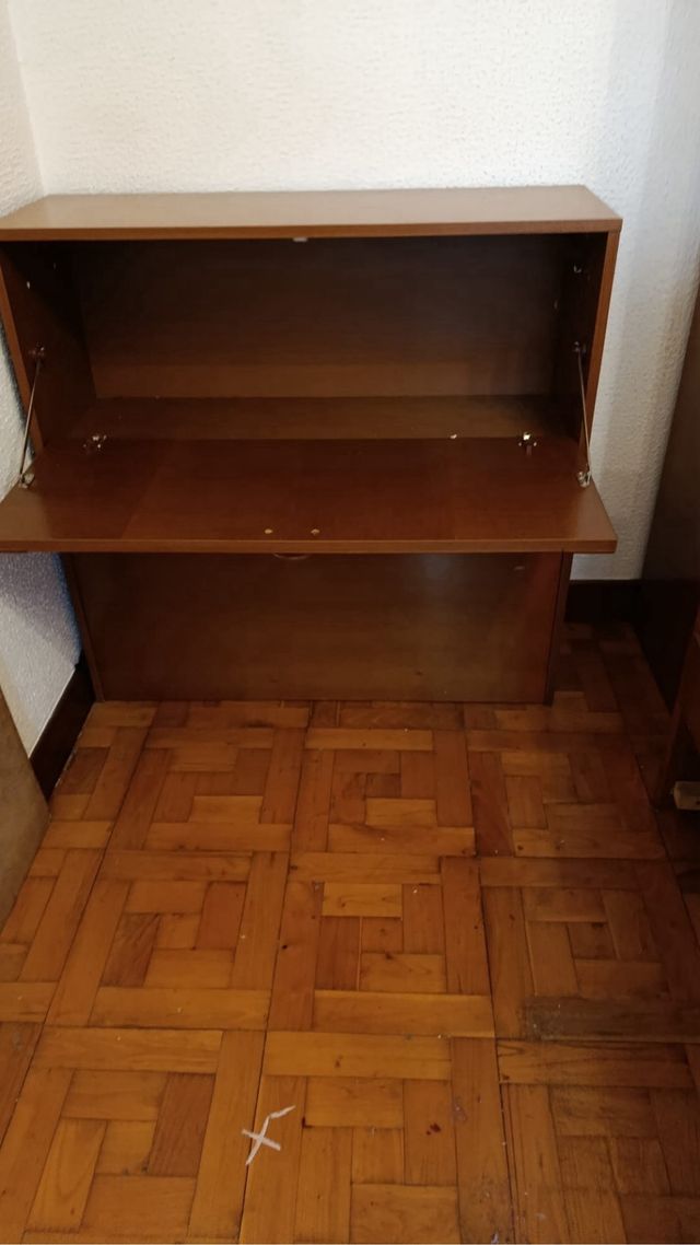 Mueble de madera marrón