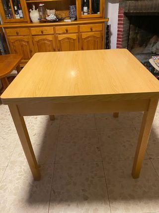 Mesa de madera cuadrada