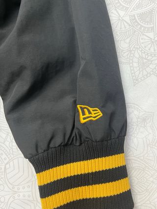 Chaqueta New Era Lakers Negra y Amarilla, S