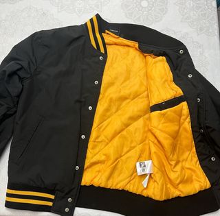 Chaqueta New Era Lakers Negra y Amarilla, S