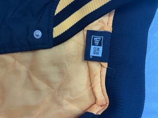 Chaqueta New Era Lakers Negra y Amarilla, S