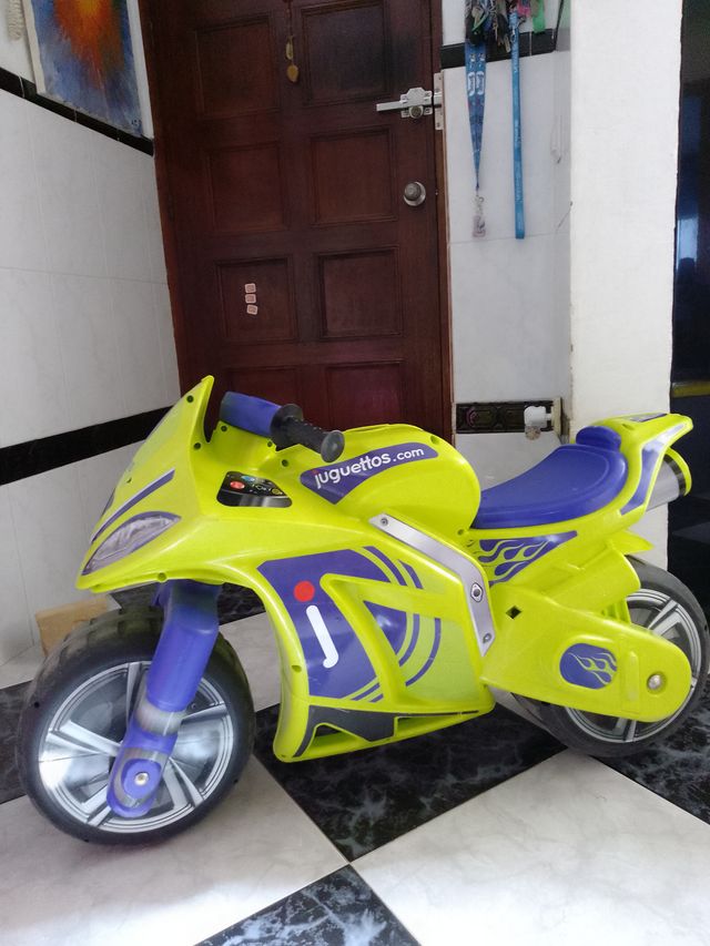 Moto infantil Juguettos poco uso