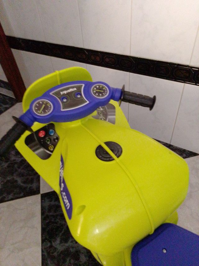 Moto infantil Juguettos poco uso