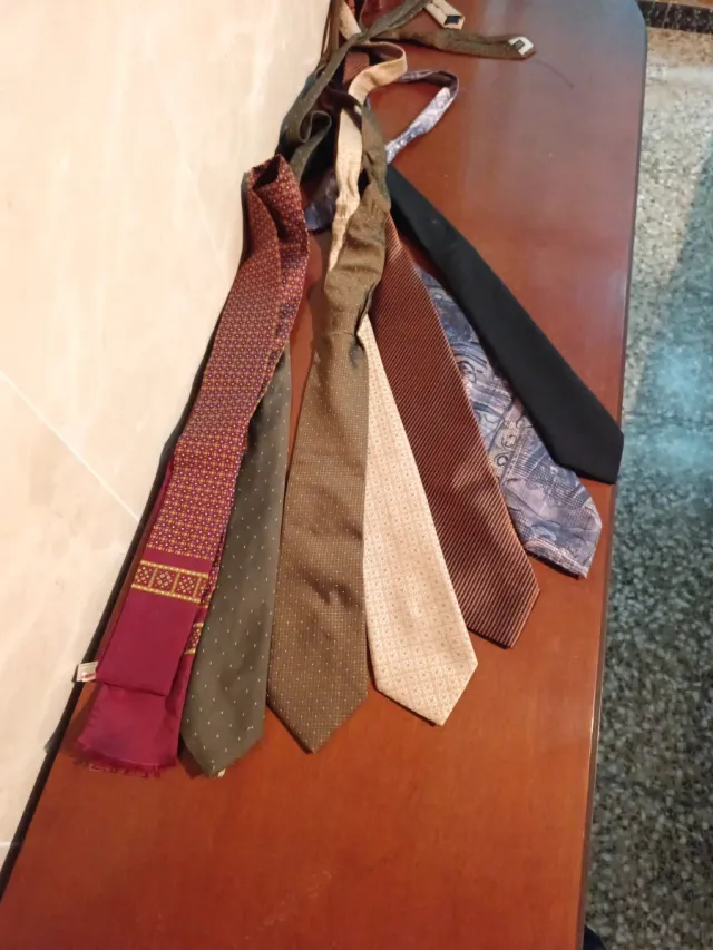 Lote 6 corbatas + pañuelo