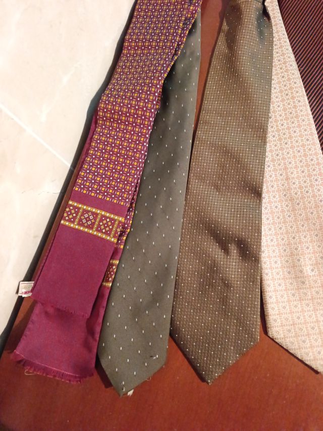 Lote 6 corbatas + pañuelo