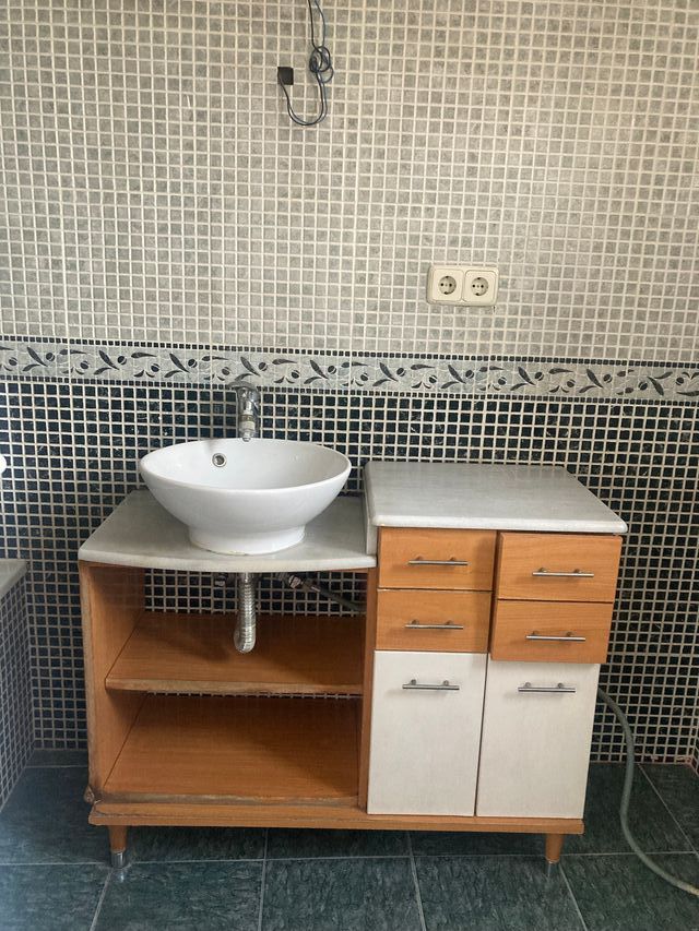Mueble de baño antiguo madera y mármol