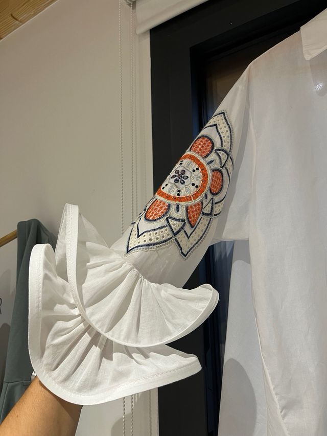 Blusa amplia mujer manga volante