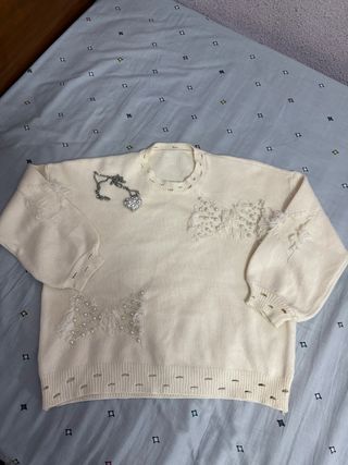 Suéter beige con collar corazón