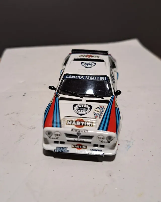Miniatura coche Rally Lancia S4 Martini Racing