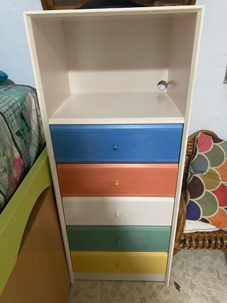 Sinfonier de madera con cajones de colores