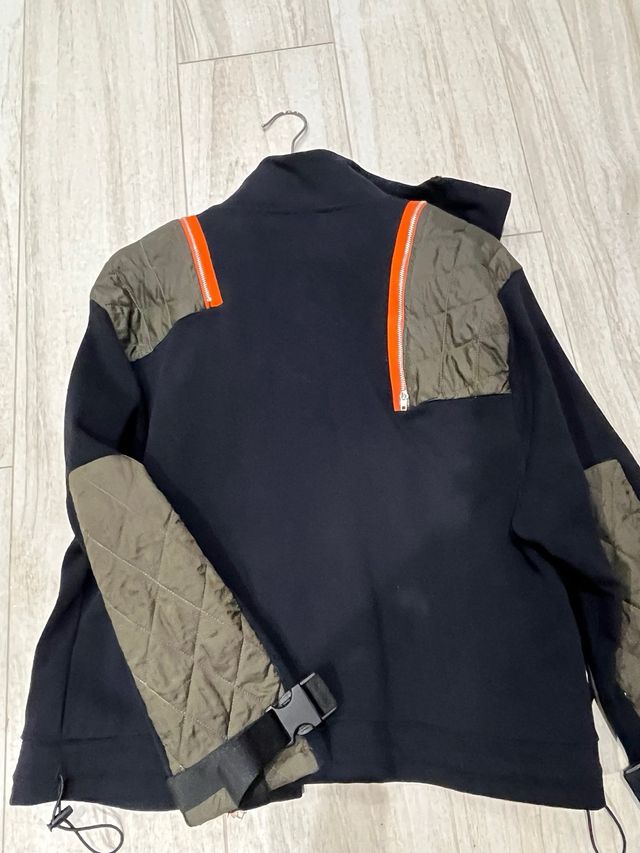 Cazadora mujer negra y verde militar