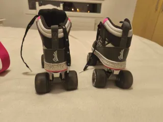 Patines en línea rosas y negros